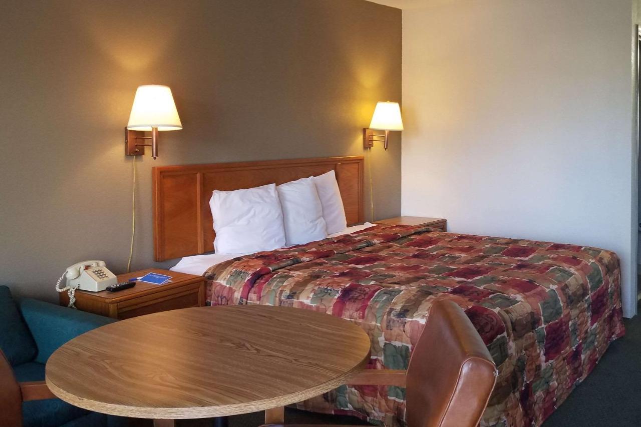 Travelers Inn & Suites Sumter Buitenkant foto