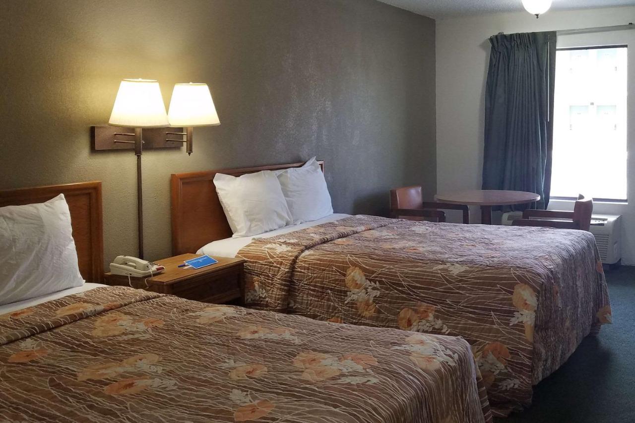 Travelers Inn & Suites Sumter Buitenkant foto