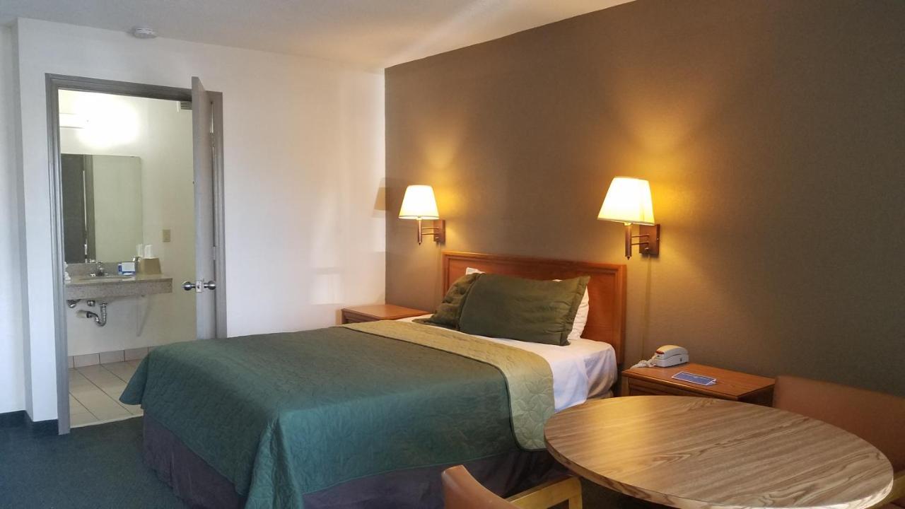 Travelers Inn & Suites Sumter Buitenkant foto