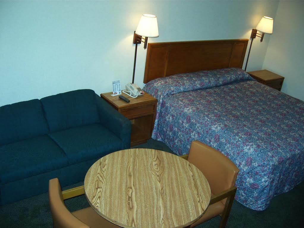 Travelers Inn & Suites Sumter Buitenkant foto