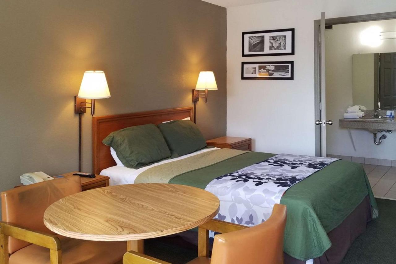 Travelers Inn & Suites Sumter Buitenkant foto